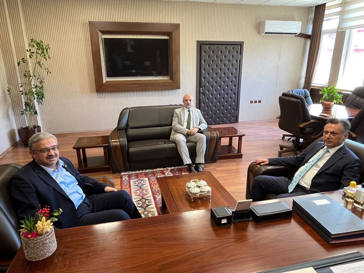 Afyonkarahisar AFSÜ'ye Yeni Rektör Vekili Atandı: Prof. Dr. Kemal Şenocak Göreve Başladı