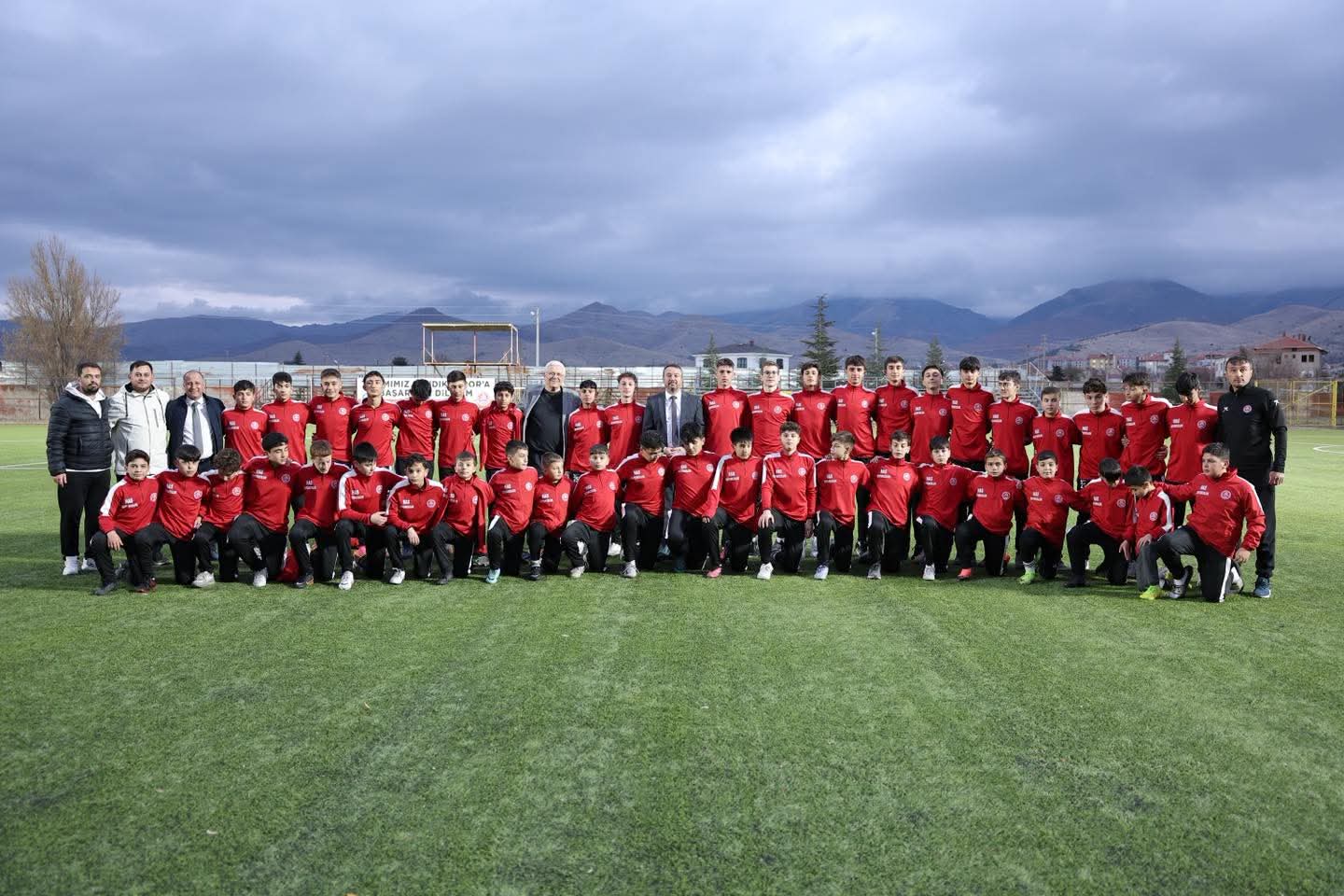 Sandıklı Belediye Başkanı Adnan Öztaş, Genç Sporculara Destek Verdi