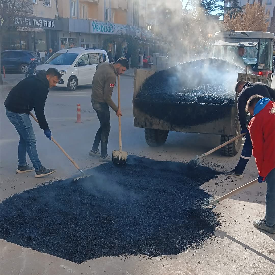 Sandıklı Belediyesi Yollarda Bakım-Onarım Çalışmalarına Hız Verdi