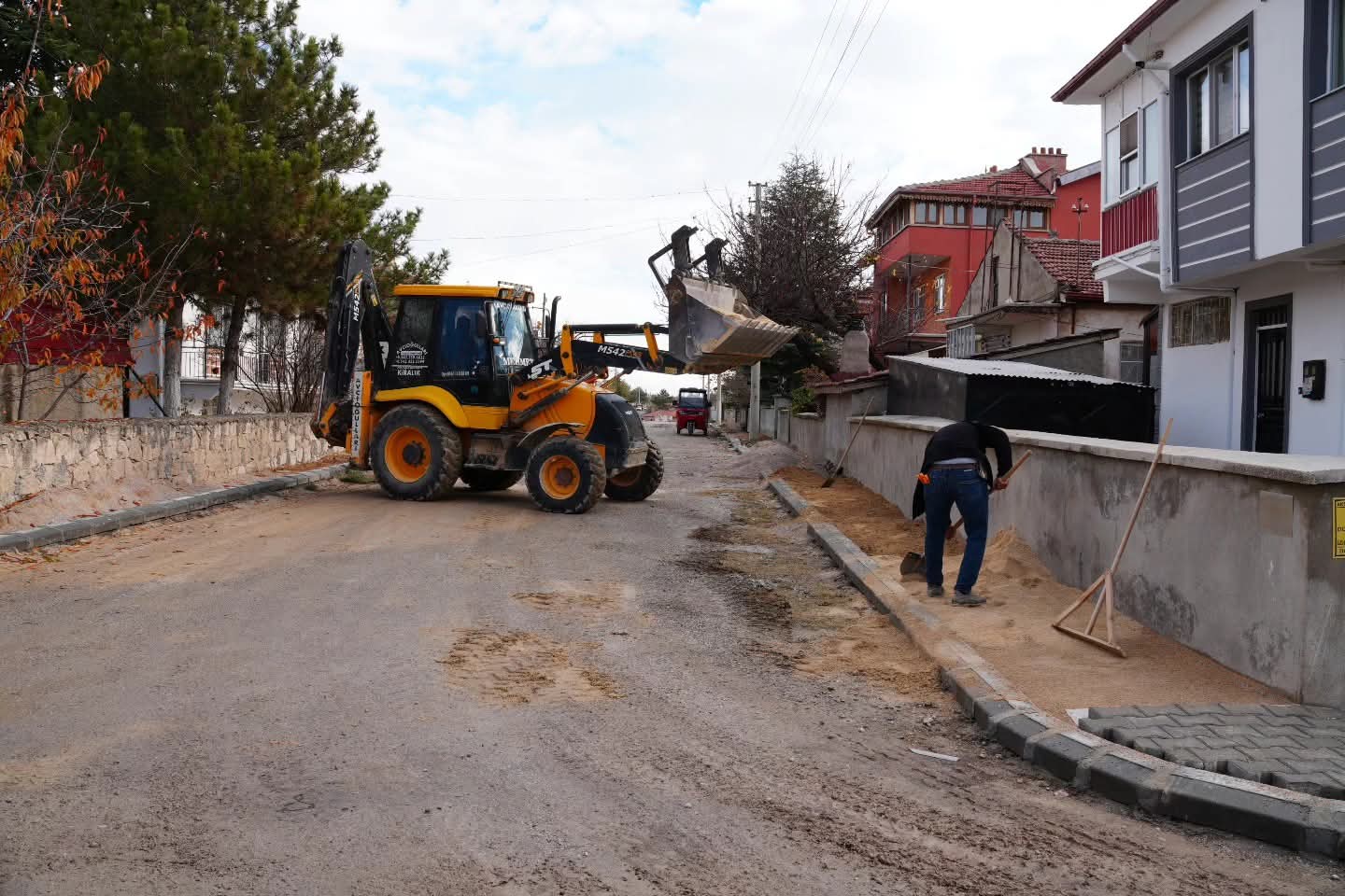 Bolvadin Belediyesi Bademli Mahallesi'nde Kaldırım Yapım Çalışmalarını Sürdürüyor