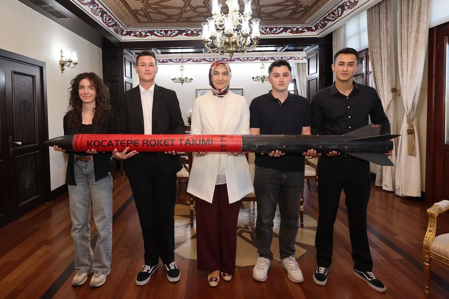 TEKNOFEST 2025 Orta İrtifa Roket Yarışmasında Türkiye Üçüncüsü Olan Kocatepe Roket Takımı, Vali Yiğitbaşı'nı Ziyaret Etti