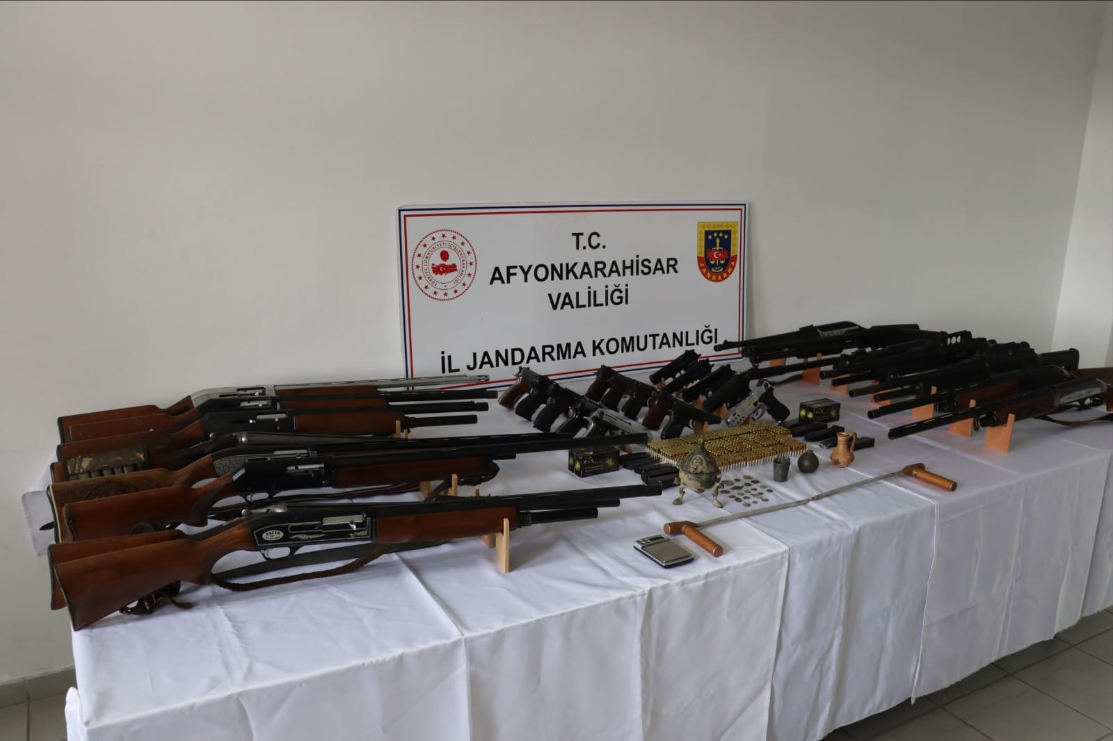 Afyonkarahisar'da Yapılan Operasyonda 20 Şüpheliye Ait Adreslerde Çok Sayıda Silah ve Tarihi Eser Ele Geçirildi