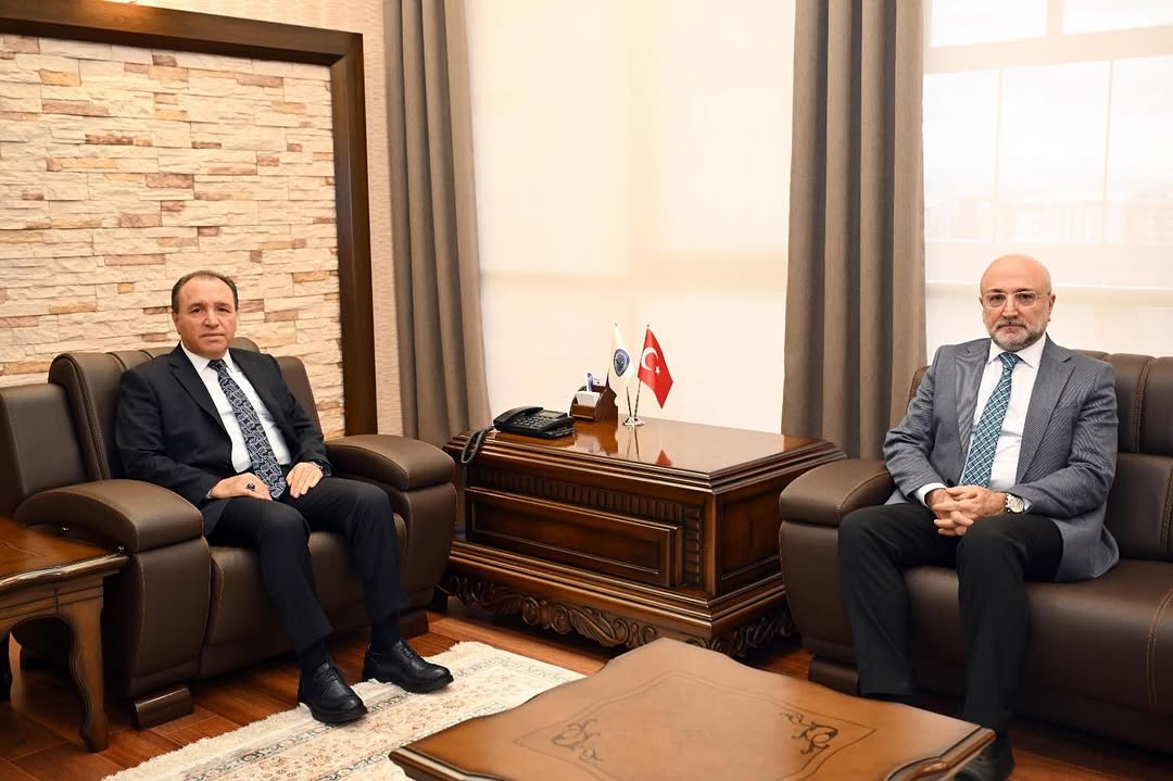 AK Parti Afyonkarahisar İl Başkanı Turgay Şahin, Afyon Kocatepe Üniversitesi Rektörü Prof. Dr. Mehmet Karakaş'ı Ziyaret Etti