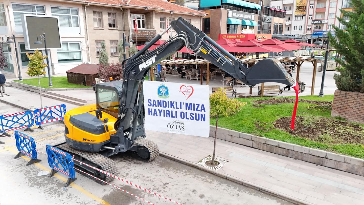 Sandıklı Belediyesi'ne 9 Tonluk Paletli Ekskavatör Kepçe Kazandırıldı