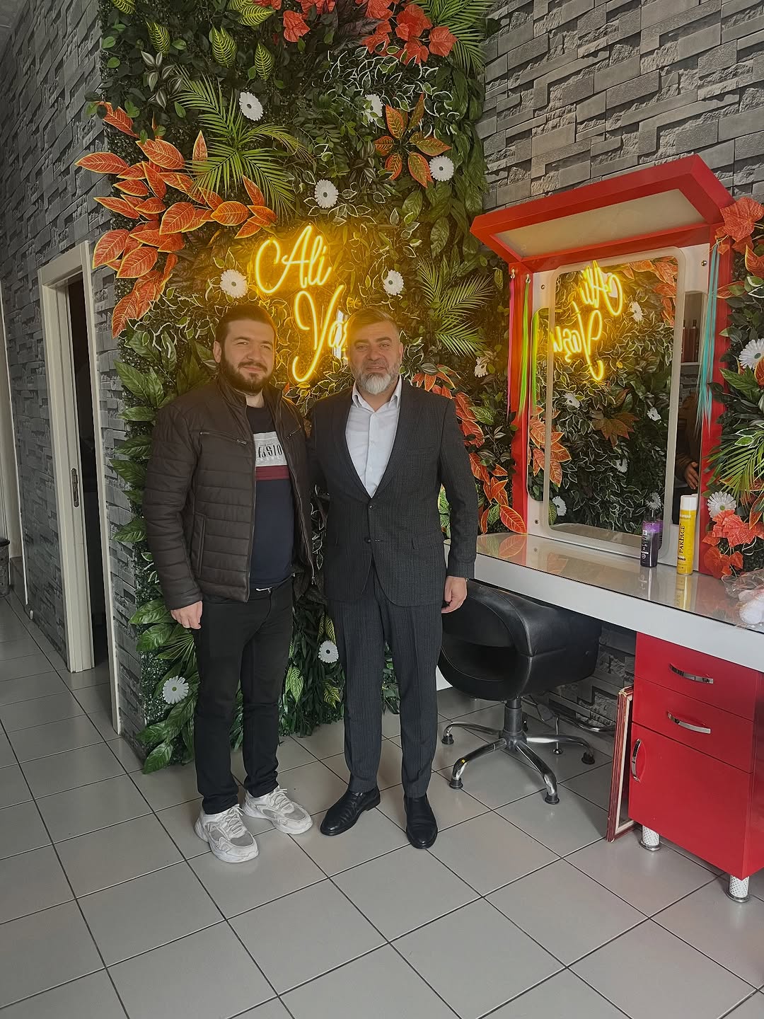 Afyon Berberler ve Kuaförler Esnaf Odası Başkanı Suat Uygur Meslektaşlarını Ziyaret Etti