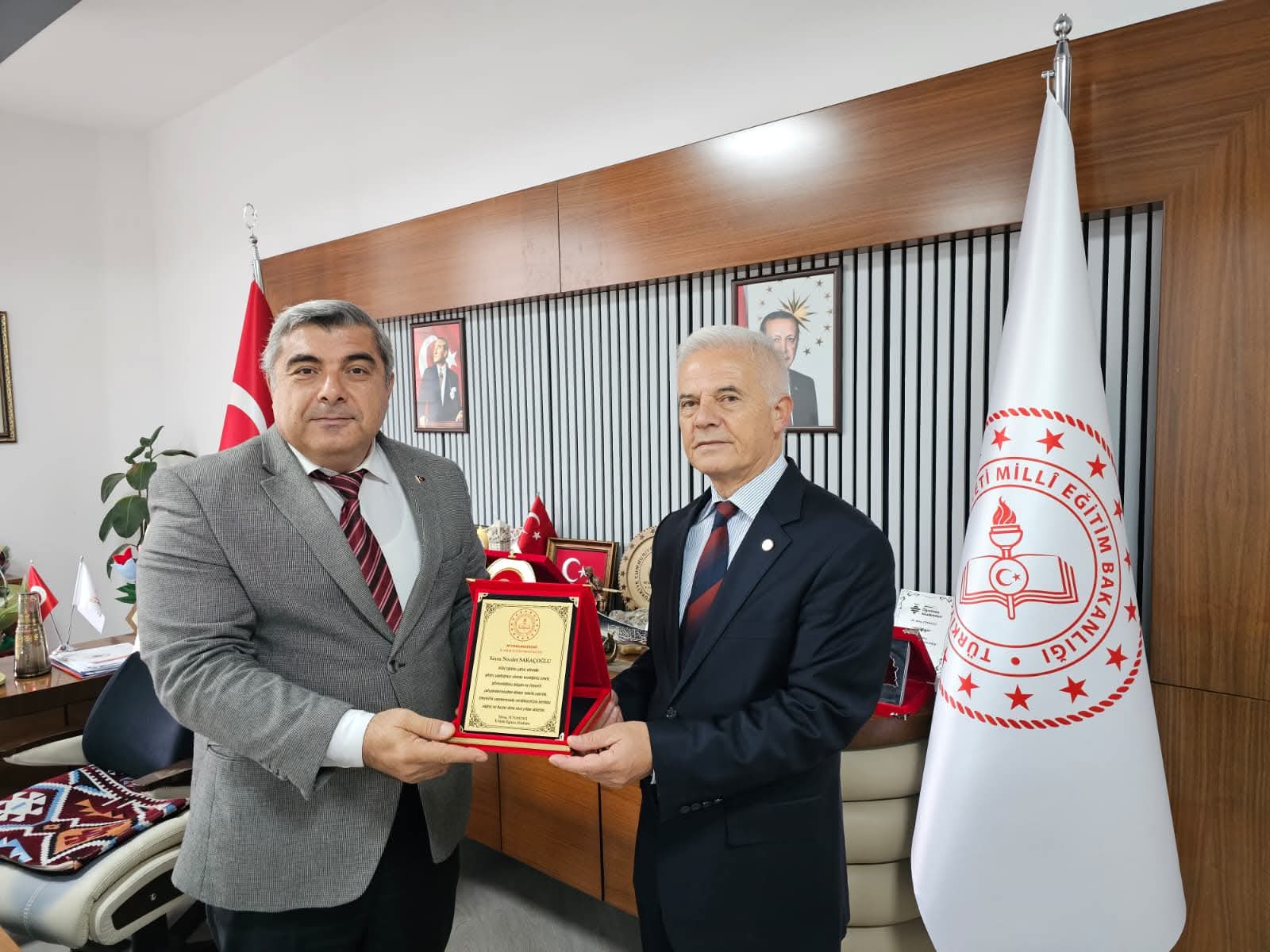 Emekli Okul Müdürü Necdet Saraçoğlu İl Milli Eğitim Müdürü Tarafından Onurlandırıldı