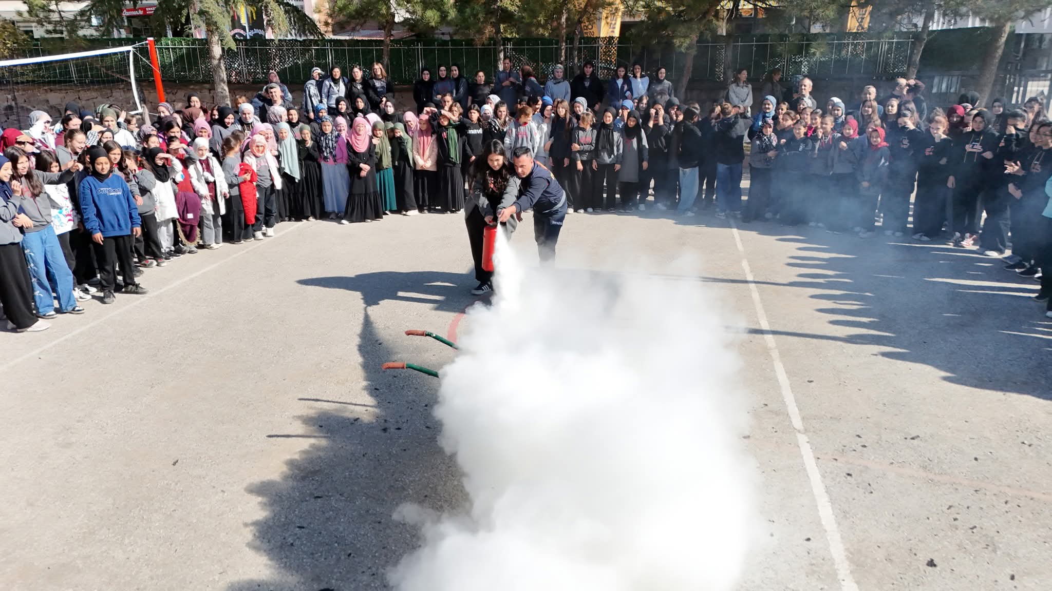 Sandıklı Kız Anadolu İmam Hatip Lisesi Öğrencilerine Yangın Eğitimi Verildi