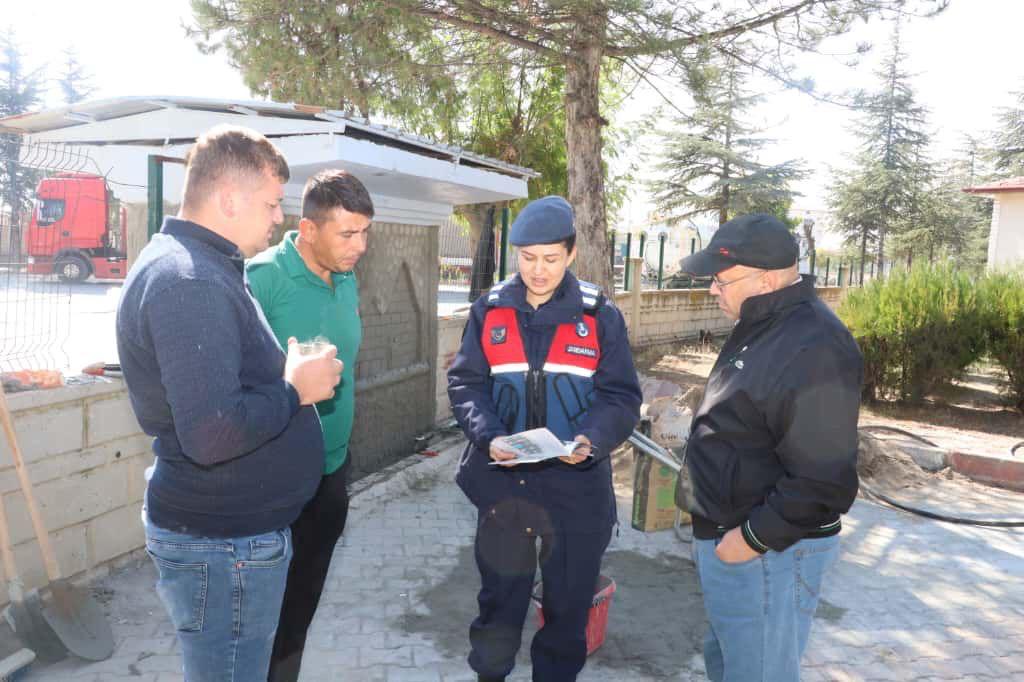 Afyonkarahisar İl Jandarma Komutanlığı Kadına El Kal-ka-maz ve KADES Uygulaması Hakkında Bilgilendirme Faaliyeti