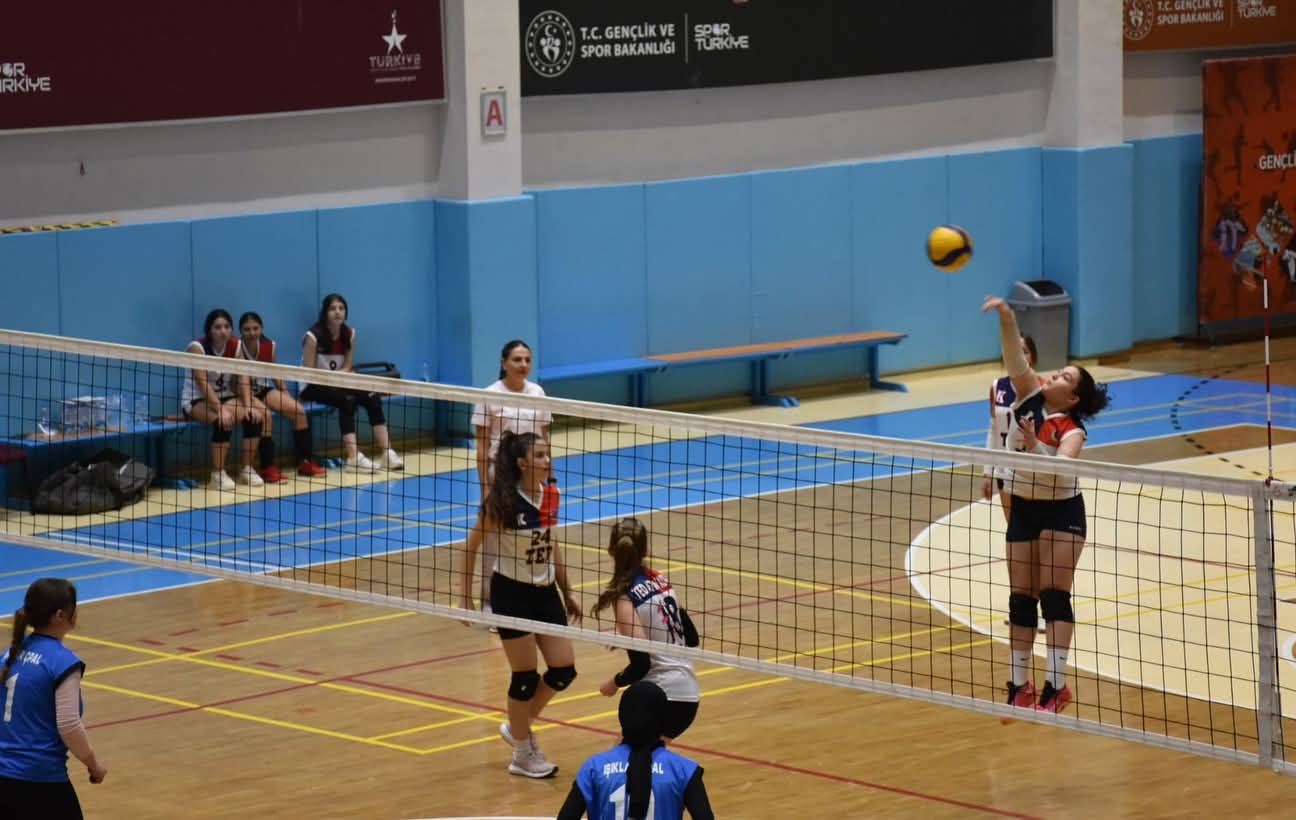 Okul Sporları Genç Kızlar Voleybol Müsabakalarında Heyecan Dorukta