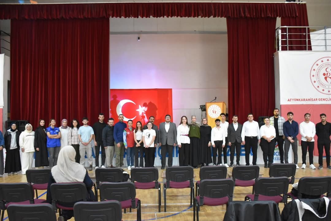 Afyonkarahisar Gençlik Merkezi'nde Vatan ve Aşk Temalı Şiir Dinletisi Büyük İlgi Gördü