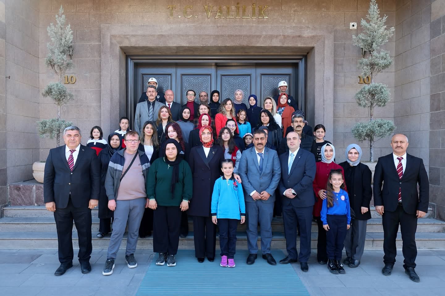 Vali Kübra Güran Yiğitbaşı Öğrencileri Tebrik Etti