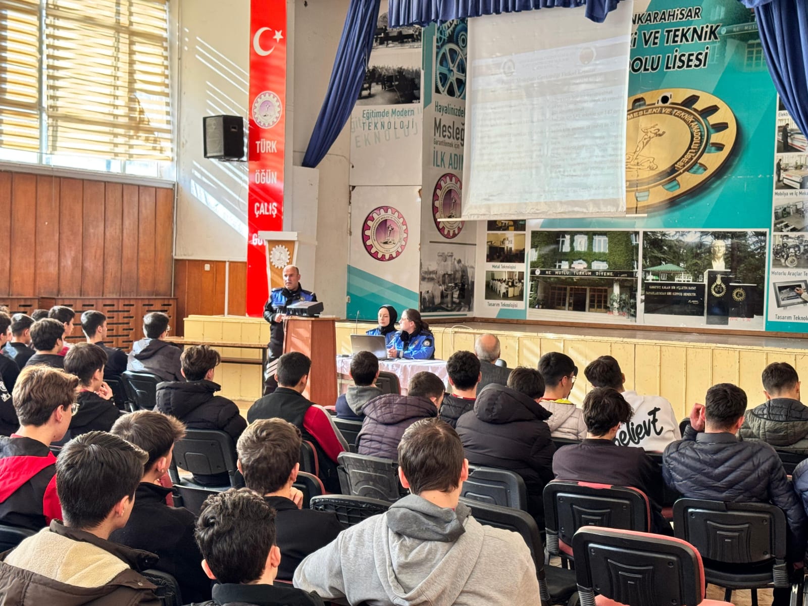 Afyonkarahisar İl Emniyet Müdürlüğü Öğrencilere Polislik Mesleği ve Güvenli İnternet Kullanımı Konularında Bilgilendirme Yaptı