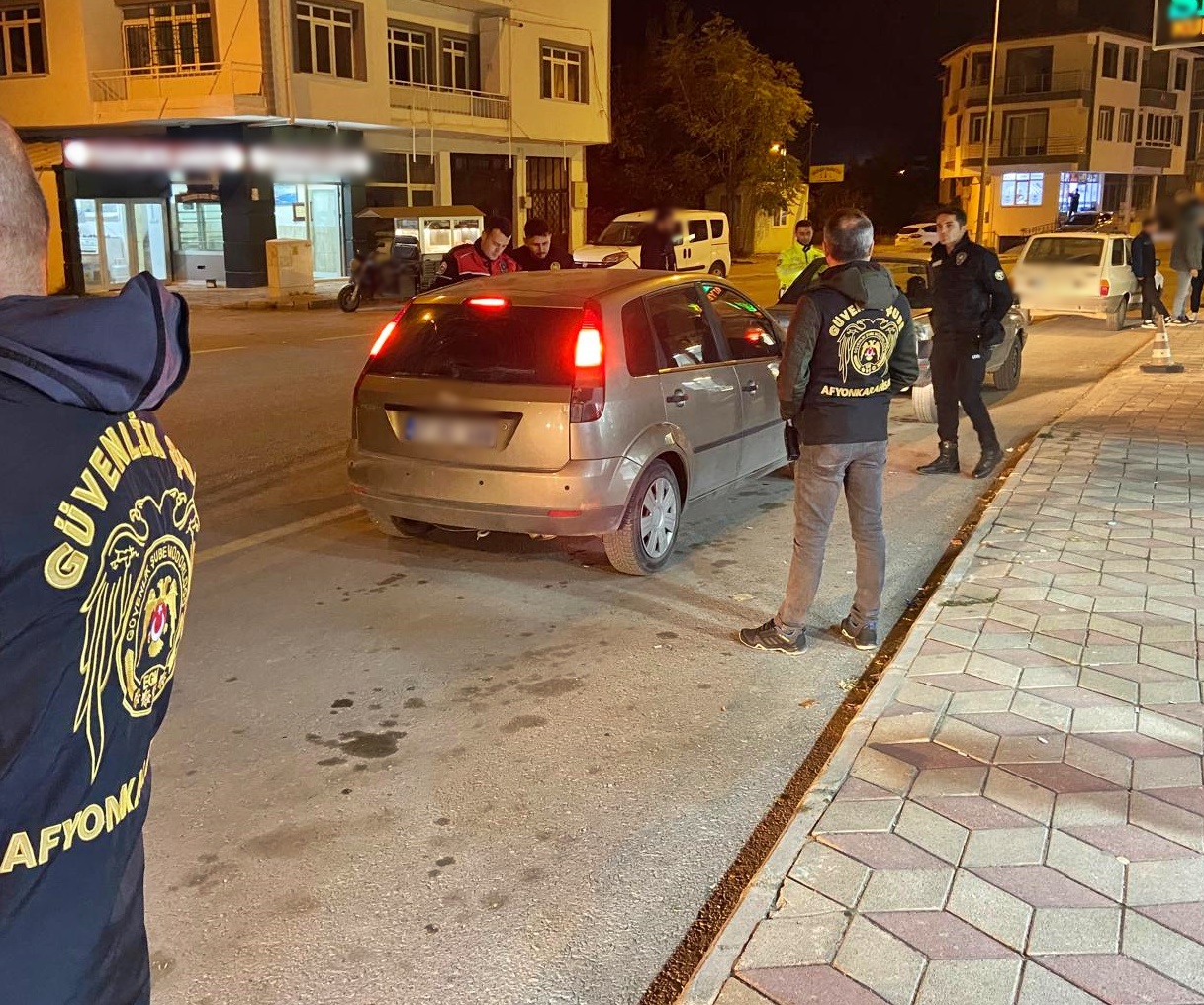 Afyonkarahisar Dinar'da Gerçekleştirilen Huzur Uygulamasında 226 Şahıs Kontrol Edildi