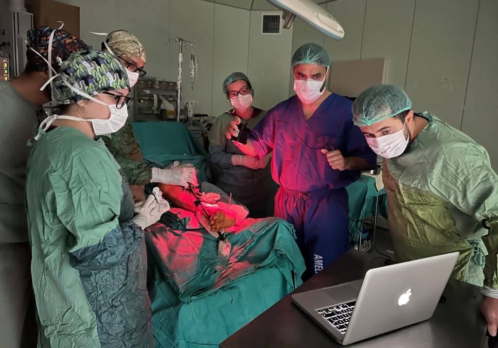 AFSÜ'de Sanal Gerçeklik Destekli Canlı Mikrocerrahi Eğitimi ve Başarılı Serbest Doku Nakli Operasyonu