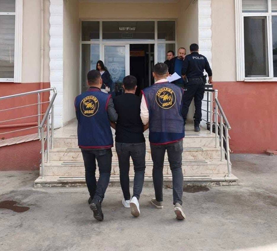 13 Ayrı Suçtan Aranan M.Ö., Jandarma Tarafından Denizli'de Yakalandı
