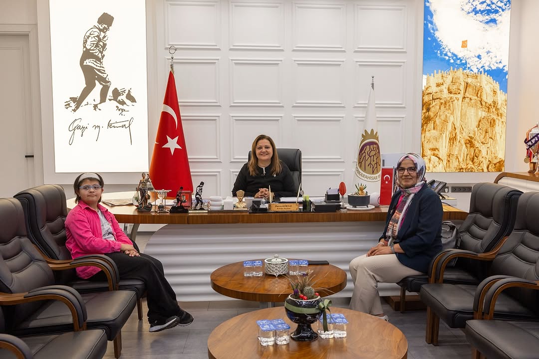 Afyonkarahisar Belediye Başkanı, Güzel Kız Pınar ve Annesini Misafir Etti