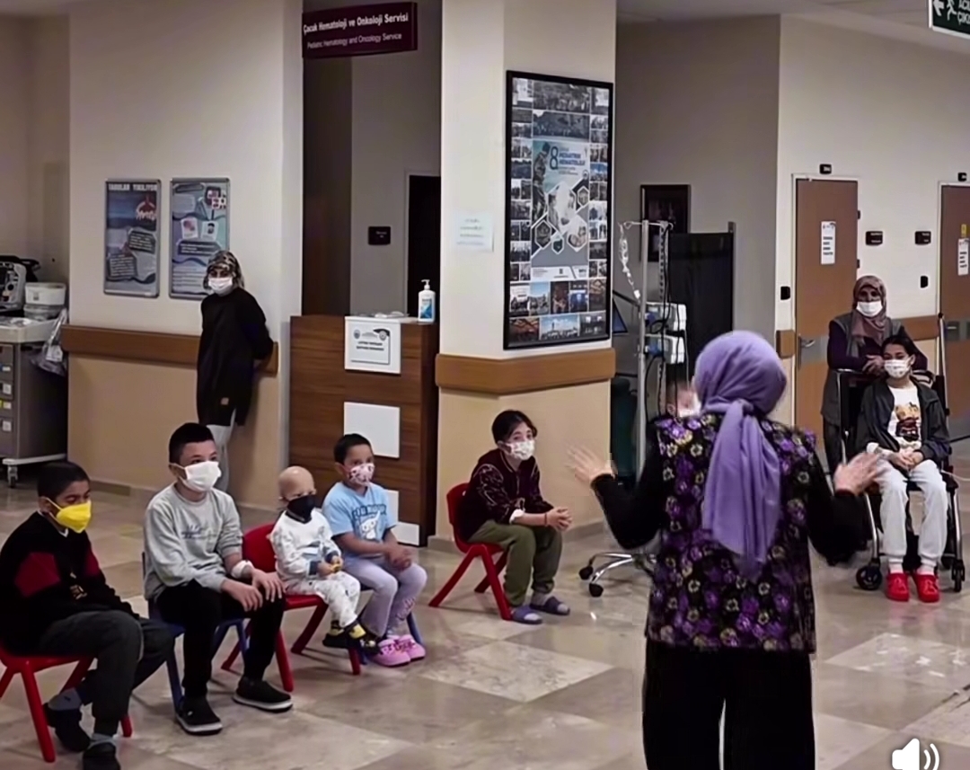 AFSÜ Onkoloji Bölümündeki Çocuklar, Kukla Gösterisi ve Masal Etkinlikleriyle Keyifli Bir Gün Geçirdi