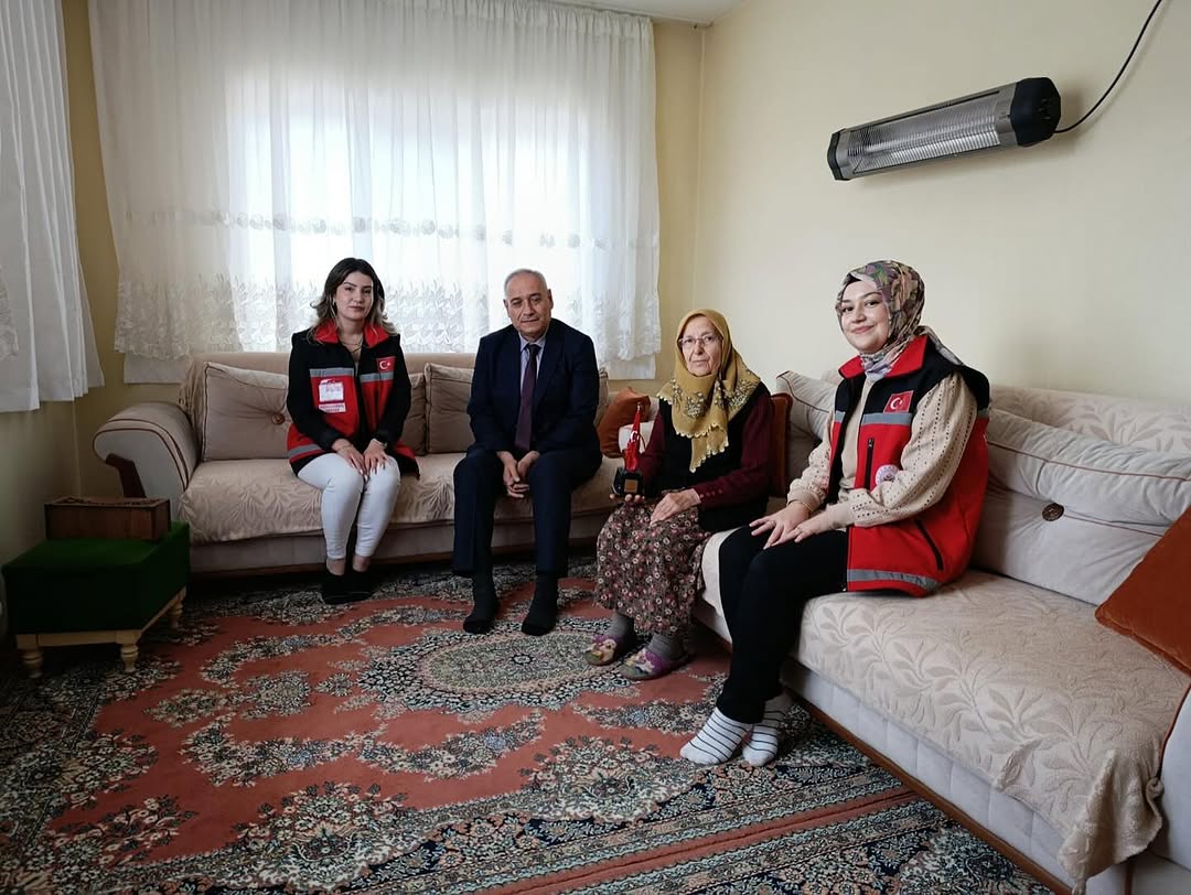 Dinar Sosyal Hizmet Merkezi Müdürü Mehmet Över, Öğretmenler Günü'nde Şehit Öğretmen Birol İrfan Aşkar'ın Annesini Ziyaret Etti