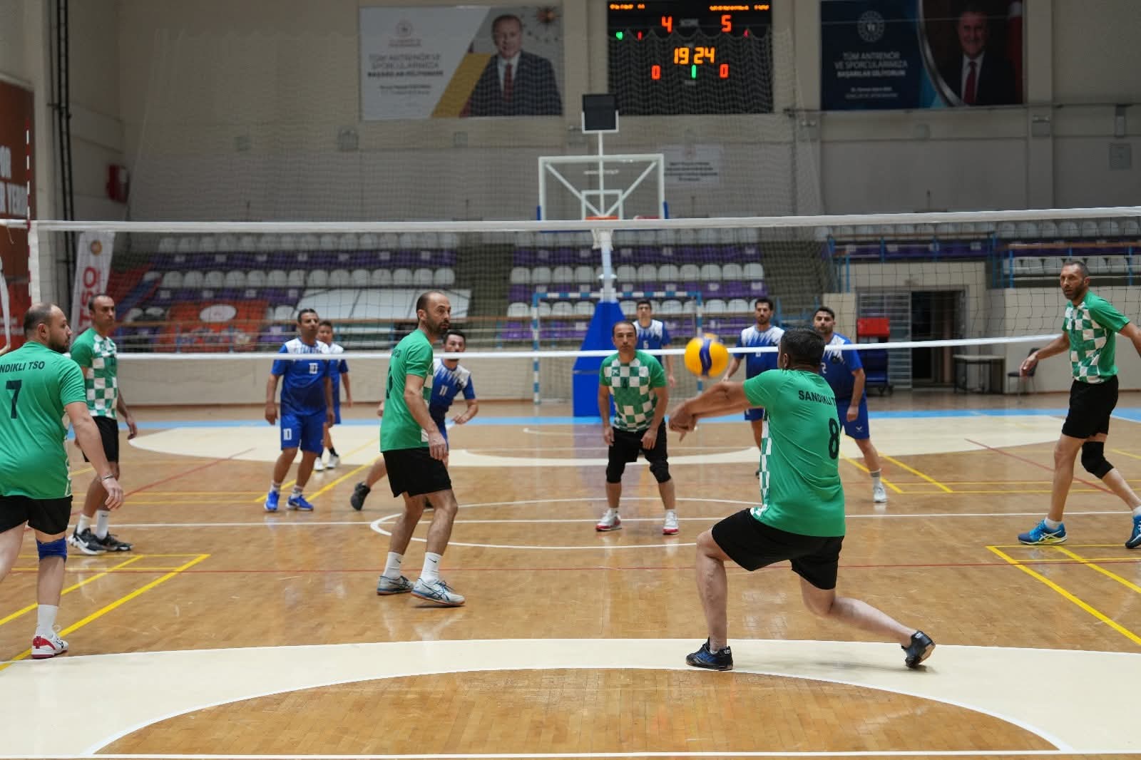 19. ATSO Spor Oyunları'nda Aile Temalı Voleybol Müsabakaları Sürüyor