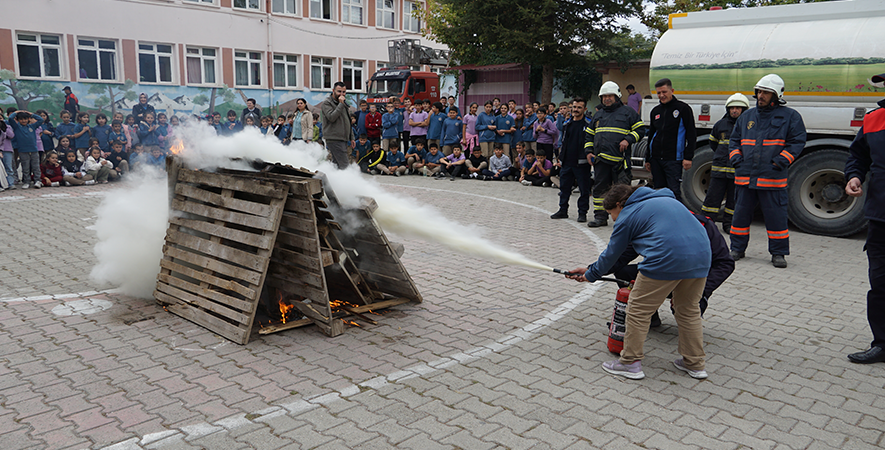 Şuhut'ta Öğrenciler İtfaiye Tatbikatıyla Yangın Güvenliği Konusunda Bilgilendirildi