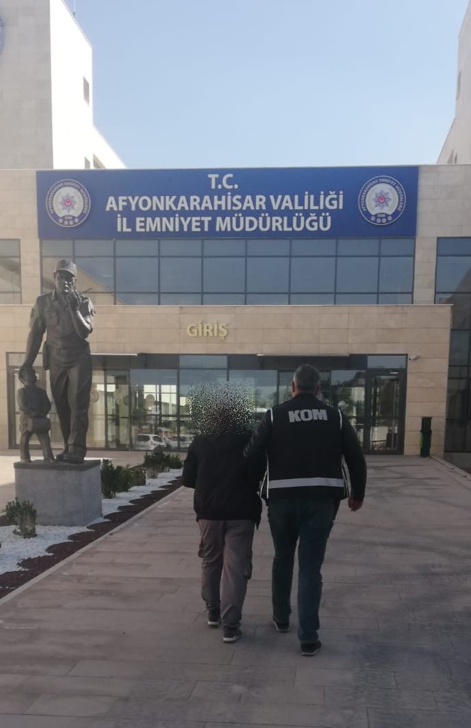 Afyonkarahisar Emniyet Ekipleri Aranan Şahsı Yakaladı