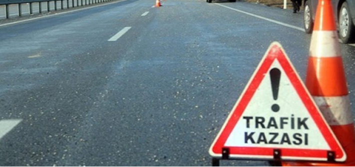 Akharım  Yakınlarında Kaza: Yol Kenarına Devrilen Araçta 2 Kişi Yaralandı