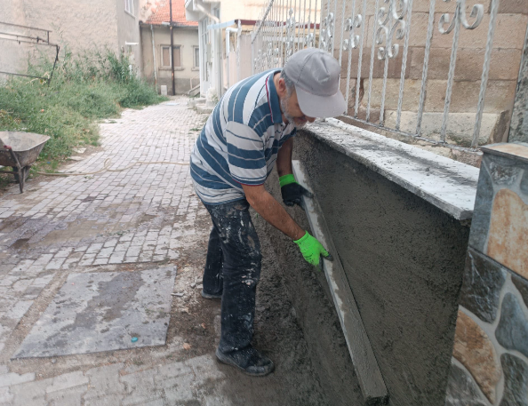 Cübbeyi Çıkardı İş Kıyafetini Giydi: Bolvadinli İmam Cami Tadilatını Bizzat Üstlendi