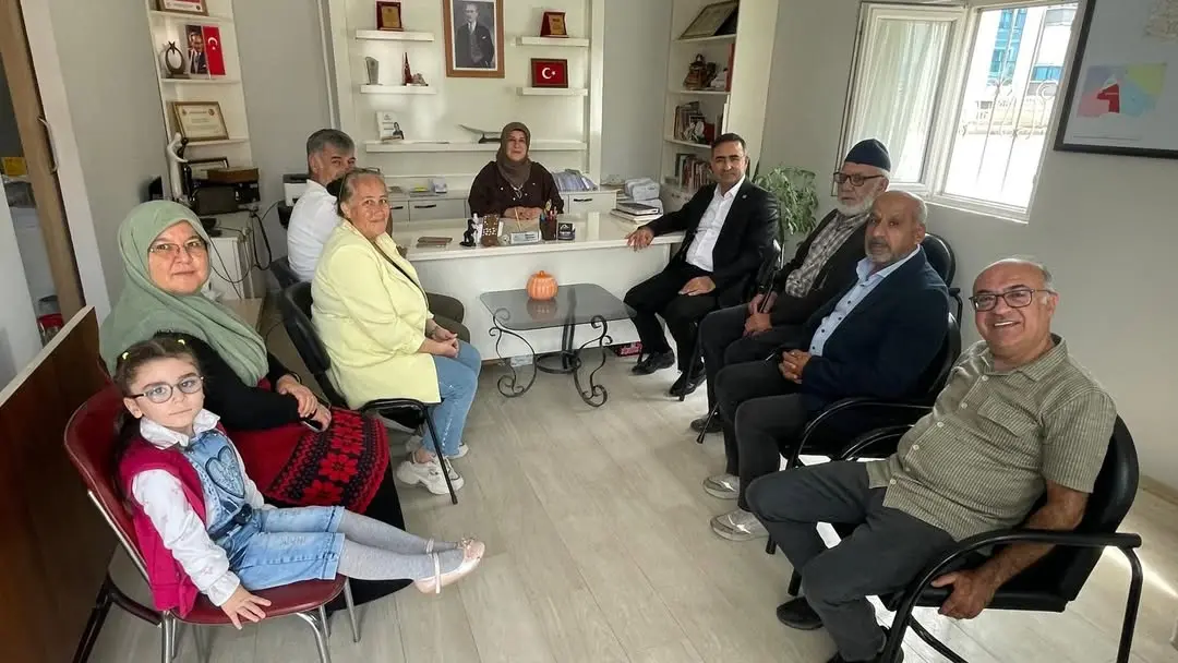 Ak Parti Milletvekili Hasan Arslan, Afyonkarahisar Mareşal Fevzi Çakmak Mahallesi Muhtarı Münevvere Aydoğmuş'u Ziyaret Etti