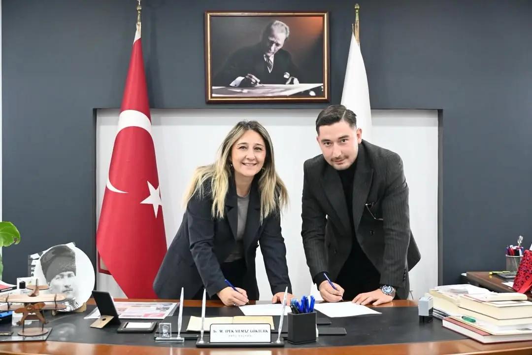 Tebessüm Geleneksel Türk Mutfağı Yetkilisi Şerafettin KAZAK Baro Başkanımız Av. M. İpek YILMAZ GÖKTÜRK’ ü Makamında Ziyaret Etti