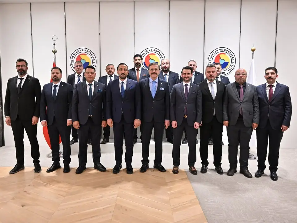 Sivas Ticaret Borsası'nda Yeniden Seçilen Yönetim Kurulu Başkanı ve Meclis Başkanı Bir Araya Geldi