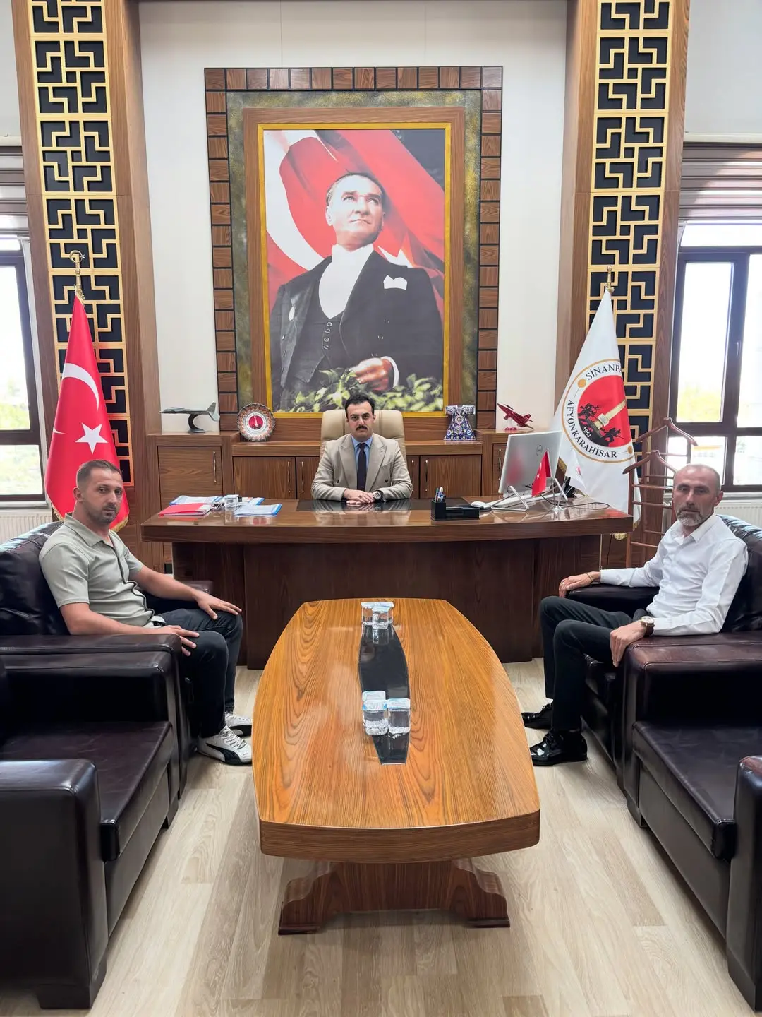 Şoförler Odası Başkanı Mehmet MÜJDE, Kaymakamımız Sayın Bünyamin MİROĞLU’na hayırlı olsun ziyaretinde...