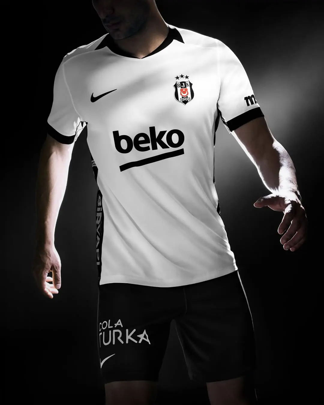 Beşiktaş'ın Klasik Kombini: Yer Siyah Gök Beyaz