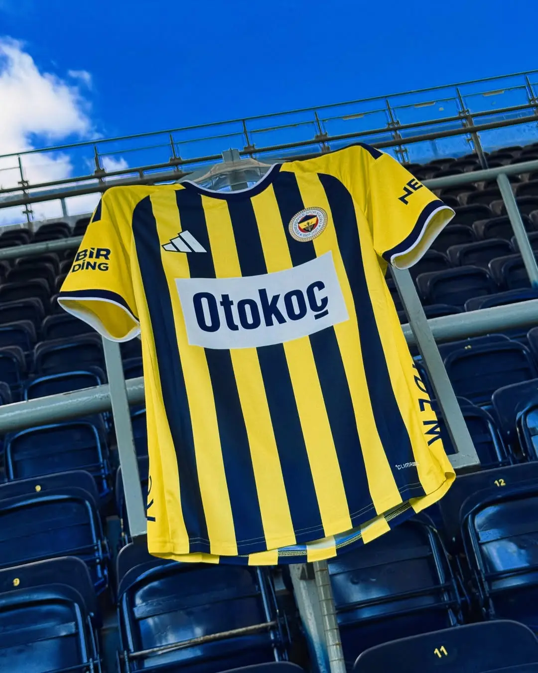 🟡🔵 Bugün @adidasturkiye ve @fenerium iş birliği ile hazırlanan Çubuklu forma, lacivert şort ve konçla...
