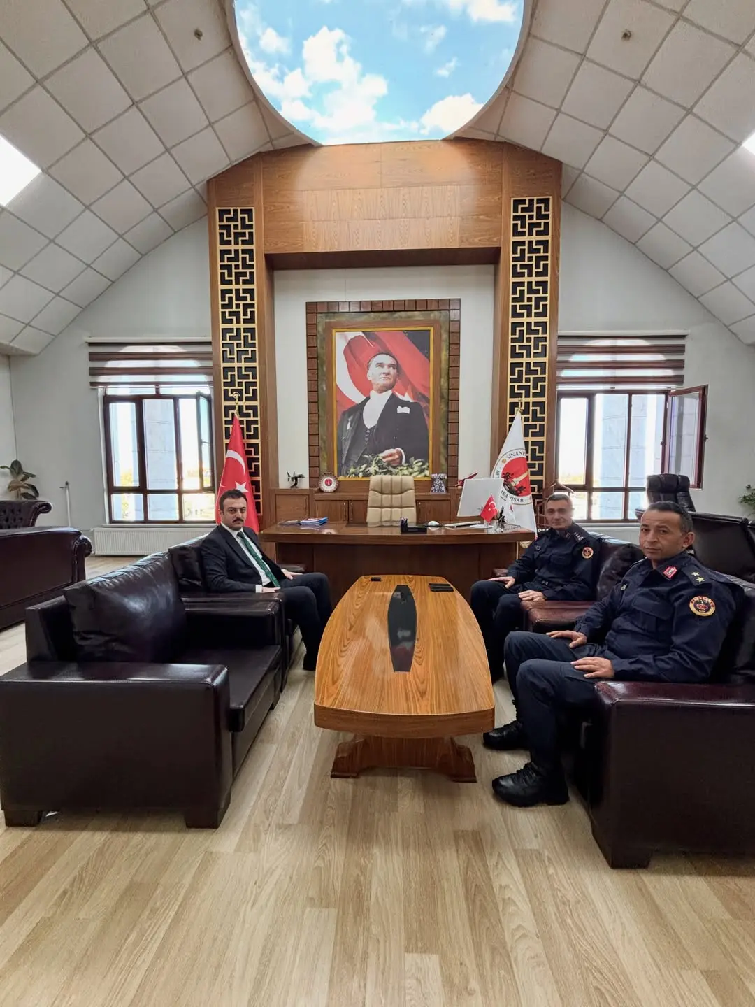 Afyonkarahisar İl Jandarma Komutanı J.Kd.Alb. Murat KAYA, Kaymakam Bünyamin MİROĞLU'nu Ziyaret Etti