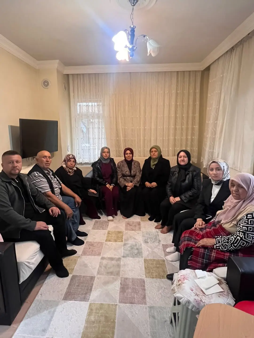 Mahallelerden Sorumlu Komisyon Başkanımız Mercan Akkaya, İl Başkan Yardımcımız Hatice Avcı, İl Kadın Kolları...