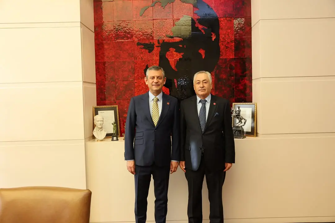 Yeni siyasi harekete kat?lma karar? aç?kland?