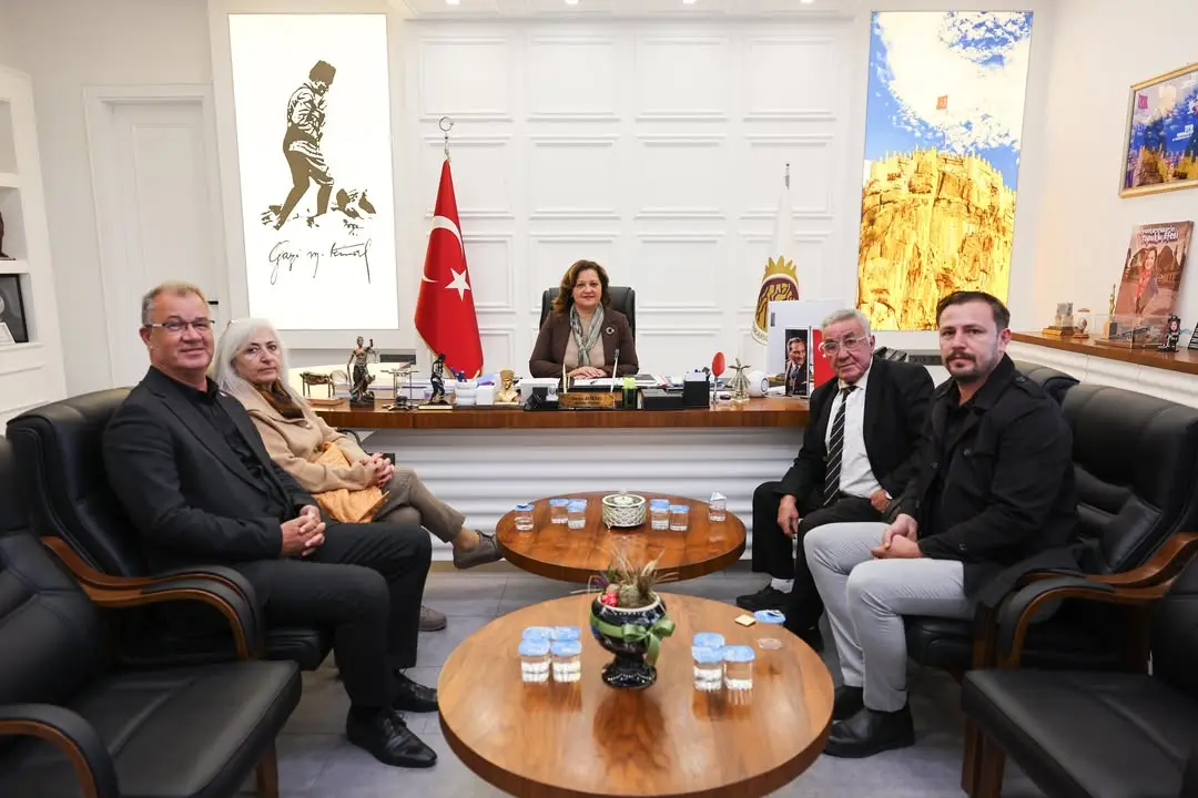 Prof. Dr. Tülay Köken, Av. Yalçın Düzağaç, Yılmaz Eşit ve Muhammet Çetin ile görüş alışverişinde...