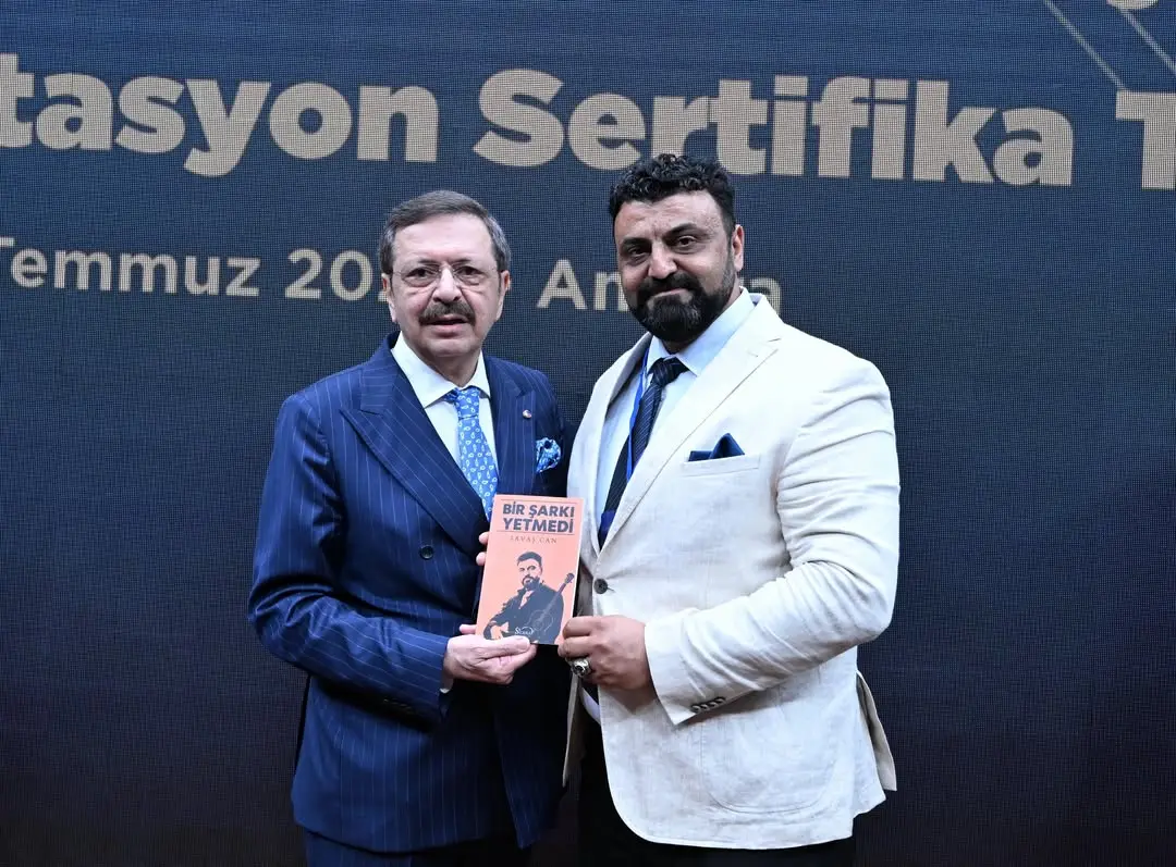 Edremit Ticaret Odası Yönetim Kurulu Üyesi @savascan_official, “Bir Şarkı Yetmedi” kitabını hediye etti....