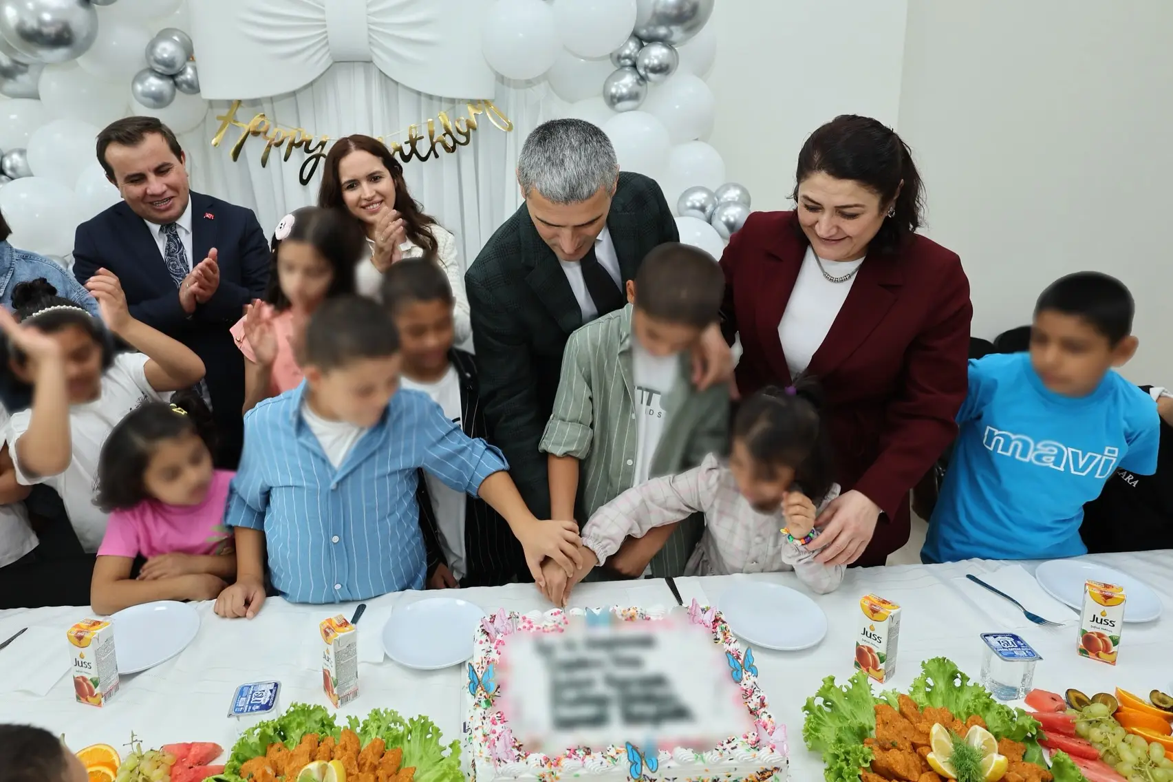 Vali Aktaş, çocuklarla doğum günü kutladı