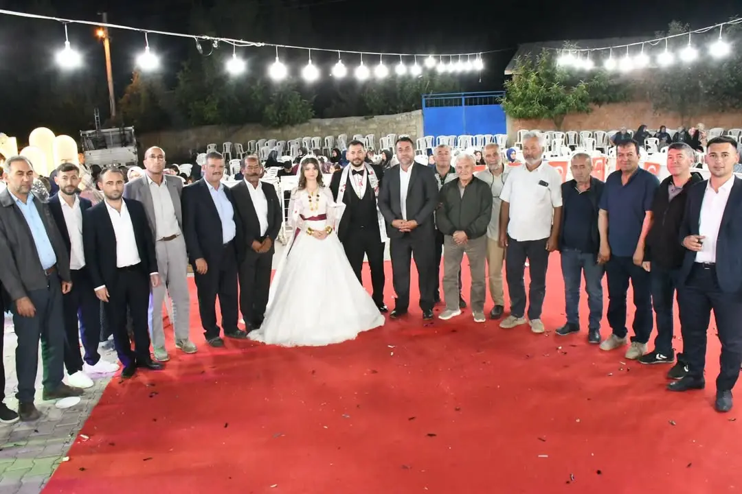 Kayıhan Belediye Başkanı Mustafa Demiray, Taner Taşpunar'ın Düğününde Mutluluğa Ortak Olduklarını Paylaştı