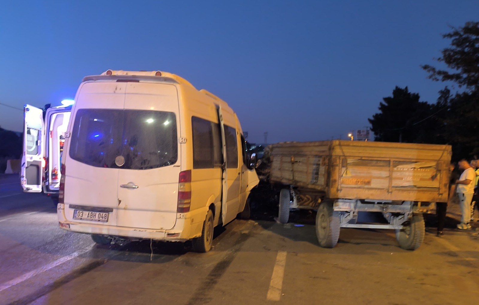Şuhut'ta Minibüs ve Traktör Çarpıştı: 6 Yaralı